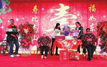 【天津装修】老夫妻过百岁大寿 共有儿孙近百人来祝寿十分热闹