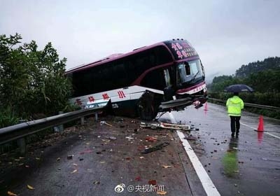 【天津装修】广西大巴高速翻车致1死14伤 失控撞击护栏造成侧翻