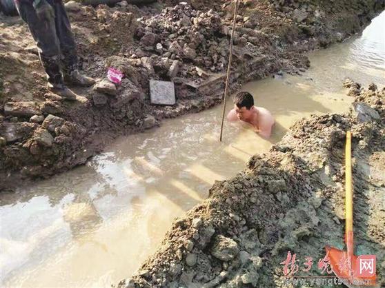 【天津装饰装修】“赤膊哥”大冷天泡水里抢修水管 就穿了一条内裤忙活40分钟